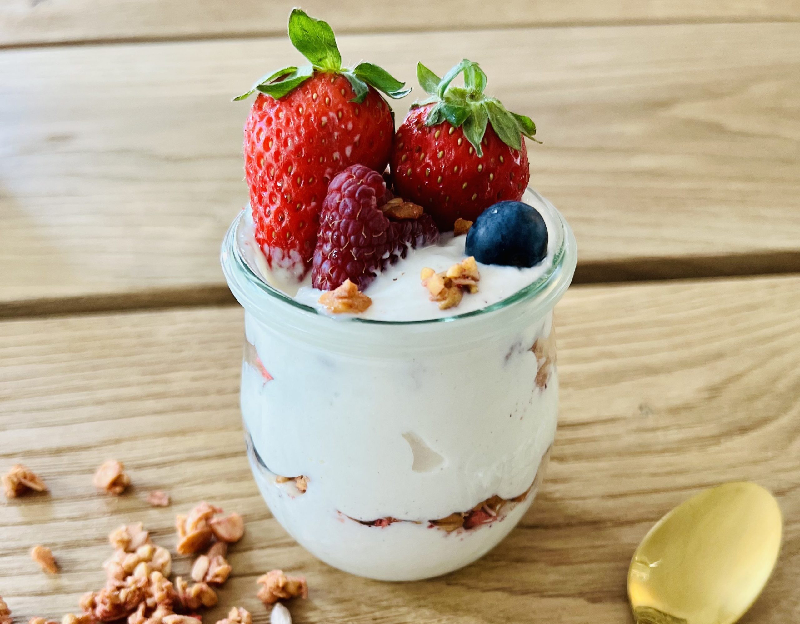 Yaourt au granola et aux fruits rouges